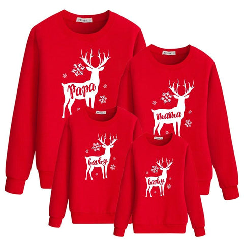 Famille en pulls de Noël assortis motif renne